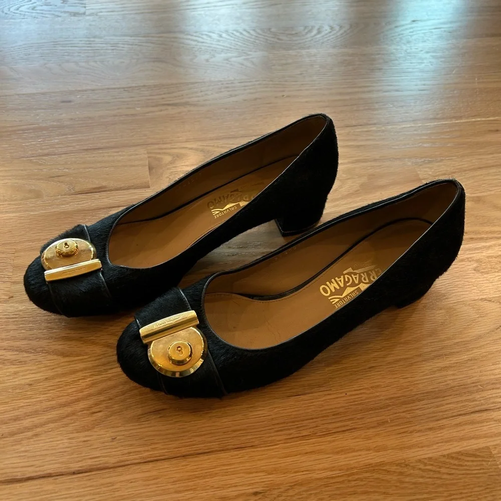 Salvatore Ferragamo Fiamma Black Women's Shoes with gold key lock pump size 10 - Picture 3 of 10